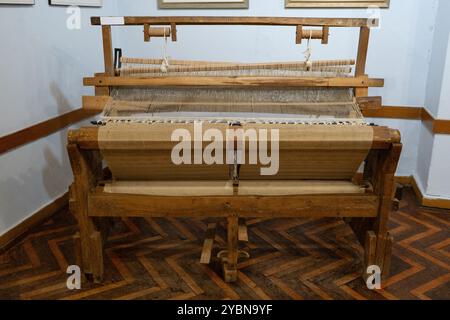 Holzstuhl. Weben Hand alte Maschine. Wolle weben Stockfoto
