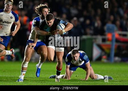 Twickenham, Vereinigtes Königreich. Oktober 2024. Premierminister Rugby. Harlequins V Bath Rugby. Die Treppe. Twickenham. Luke Northmore (Harlequins) wird von Tom de Glanville (Bath) während des Harlequins V Bath Rugby Gallagher Premiership Rugby Match angegriffen. Quelle: Sport In Pictures/Alamy Live News Stockfoto