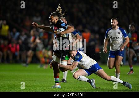 Twickenham, Vereinigtes Königreich. Oktober 2024. Premierminister Rugby. Harlequins V Bath Rugby. Die Treppe. Twickenham. Chandler Cunningham-South (Harlequins) wird von Finn Russell (Bath) während des Harlequins V Bath Rugby Gallagher Premiership Rugby Match angegriffen. Quelle: Sport In Pictures/Alamy Live News Stockfoto