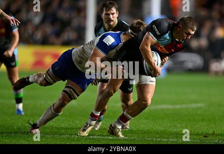 Twickenham, Vereinigtes Königreich. Oktober 2024. Premierminister Rugby. Harlequins V Bath Rugby. Die Treppe. Twickenham. Luke Northmore (Harlequins) wird beim Rugby-Spiel Harlequins V Bath Gallagher Premiership angegriffen. Quelle: Sport In Pictures/Alamy Live News Stockfoto