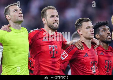 Deutschland. Oktober 2024. Fußball 1. Bundesliga 7. Spieltag FC Bayern München - VfB Stuttgart am 19.10.2024 in der Allianz Arena in München Manuel neuer ( Muenchen ), links - Harry Kane ( Muenchen ), mitte - Joshua Kimmich ( Muenchen ), rechts lassen sich feiern DFL-Vorschriften verbieten jede Verwendung von Fotografien als Bildsequenzen und/oder Quasi-Video. Foto: Revierfoto Credit: ddp Media GmbH/Alamy Live News Stockfoto