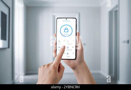 Hand hält ein Smartphone mit einer Sicherheits-App-Schnittstelle und steuert Sicherheitsfunktionen wie Türschloss, Überwachungskamera und Alarme. Konzept von Stockfoto