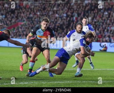 London, Großbritannien. Oktober 2024. Tom de Glanville von Bath Rugby trifft dort den zweiten Versuch, 21-24 bei Harlequins gegen Bath Rugby, The Stoop, Twickenham, London UK am Samstag, den 19. 2024 zu gewinnen. Foto von Gary Mitchell Credit: Gary Mitchell, GMP Media/Alamy Live News Stockfoto