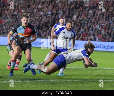 London, Großbritannien. Oktober 2024. Tom de Glanville von Bath Rugby trifft dort den zweiten Versuch, 21-24 bei Harlequins gegen Bath Rugby, The Stoop, Twickenham, London UK am Samstag, den 19. 2024 zu gewinnen. Foto von Gary Mitchell Credit: Gary Mitchell, GMP Media/Alamy Live News Stockfoto