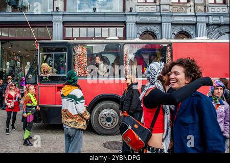 Amsterdam, Niederlande. Oktober 2024. Die Teilnehmer werden während der Parade um die Trucks versammelt. ADEV (Amsterdam Danst Ergens voor), was „Amsterdam Dances for A Cause“ bedeutet, organisiert zum 12. Mal, ist eine jährliche Demonstration für Besetzungen, freie Plätze und erschwingliche Wohnungen in der Stadt Credit: SOPA Images Limited/Alamy Live News Stockfoto