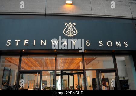 New York, Usa. Oktober 2024. Ein Steinway & Sons Klavierladen befindet sich in Manhattan, New York City. (Foto: Jimin Kim/SOPA Images/SIPA USA) Credit: SIPA USA/Alamy Live News Stockfoto