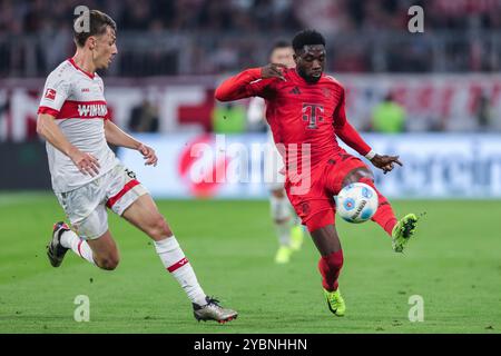 Deutschland. Oktober 2024. Fußball 1. Bundesliga 7. Spieltag FC Bayern München - VfB Stuttgart am 19.10.2024 in der Allianz Arena in München Anthony Rouault ( Stuttgart ), links - Alphonso Davies ( Muenchen ), rechts DFL-Vorschriften verbieten jede Verwendung von Fotografien als Bildsequenzen und/oder Quasi-Video. Foto: Revierfoto Credit: ddp Media GmbH/Alamy Live News Stockfoto