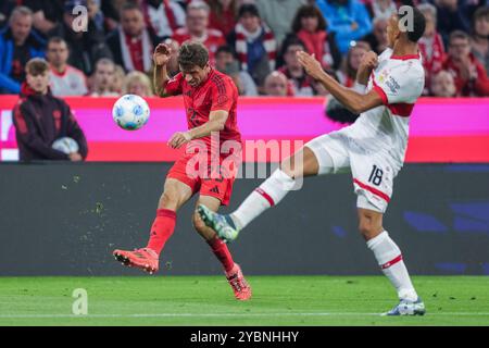 Deutschland. Oktober 2024. Fußball 1. Bundesliga 7. Spieltag FC Bayern München - VfB Stuttgart am 19.10.2024 in der Allianz Arena in München Thomas Müller ( München ), Links - Jamie Leweling ( Stuttgart ), rechts DFL-Vorschriften verbieten jede Verwendung von Fotografien als Bildsequenzen und/oder Quasi-Video. Foto: Revierfoto Credit: ddp Media GmbH/Alamy Live News Stockfoto