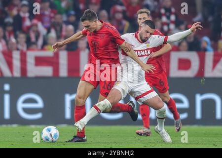 Deutschland. Oktober 2024. Fußball 1. Bundesliga 7. Spieltag FC Bayern München - VfB Stuttgart am 19.10.2024 in der Allianz Arena in München Joao Palhina ( München ), links - Deniz Undav ( Stuttgart ), rechts DFL-Vorschriften verbieten jede Verwendung von Fotografien als Bildsequenzen und/oder Quasi-Video. Foto: Revierfoto Credit: ddp Media GmbH/Alamy Live News Stockfoto