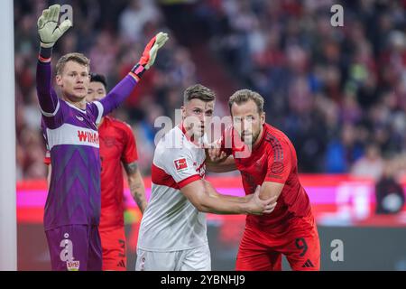 Deutschland. Oktober 2024. Fußball 1. Bundesliga 7. Spieltag FC Bayern München - VfB Stuttgart am 19.10.2024 in der Allianz Arena in München Alexander Nuebel ( Stuttgart ), links - Ermedin Demirovic ( Stuttgart ), mitte - Harry Kane ( Muenchen ), rechts DFL-Vorschriften verbieten jede Verwendung von Fotografien als Bildsequenzen und/oder Quasi-Video. Foto: Revierfoto Credit: ddp Media GmbH/Alamy Live News Stockfoto