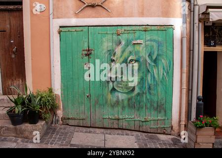 Blick auf das Viertel Le Panier in Marseille mit Straßenkunst. Frankreich, Europa Stockfoto