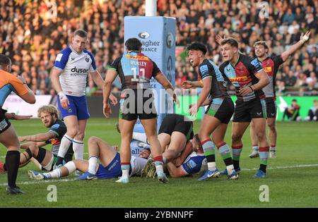 London, Großbritannien. Oktober 2024. Will Porter of Harlequins hält den Ball hoch, um Bath einen weiteren Versuch während der Harlequins V Bath Rugby, The Stoop, Twickenham, London, Großbritannien am Samstag, den 19. Dezember 2024 zu verweigern. Foto von Gary Mitchell Credit: Gary Mitchell, GMP Media/Alamy Live News Stockfoto