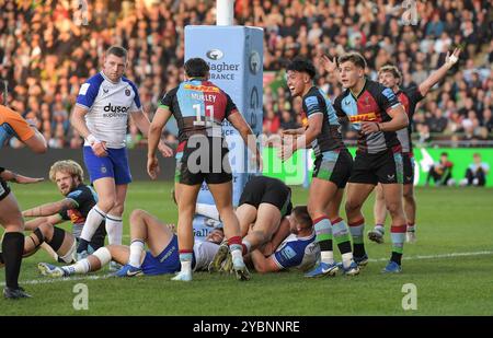 London, Großbritannien. Oktober 2024. Will Porter of Harlequins hält den Ball hoch, um Bath einen weiteren Versuch während der Harlequins V Bath Rugby, The Stoop, Twickenham, London, Großbritannien am Samstag, den 19. Dezember 2024 zu verweigern. Foto von Gary Mitchell Credit: Gary Mitchell, GMP Media/Alamy Live News Stockfoto