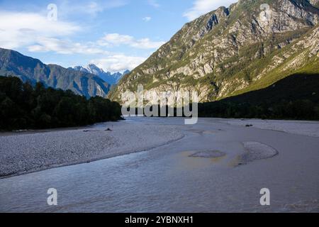 Der Fluss Tagliamento mit dem Julianischen und Karnischen Gebirge im Hintergrund, von der Brücke aus gesehen, Venzone Gebiet, Friaul Julisch Venetien, Italien Stockfoto