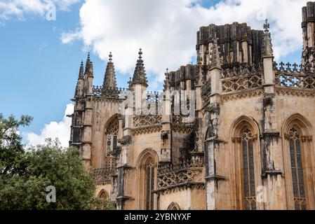 Malerisches Detail der Fassade des mittelalterlichen Klosters Santa Maria da Vitoria in Batalha, ein gotisches Meisterwerk der Manuelinie, Blick auf den unvollendeten Chape Stockfoto