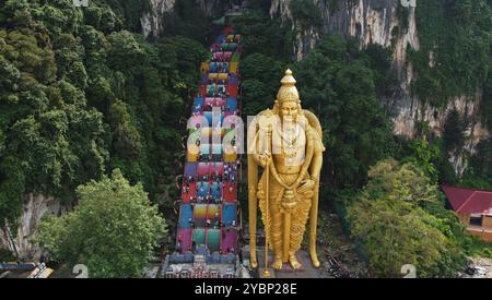 Batu Caves Tempel aus der Vogelperspektive und die riesige Murugan-Statue, hinduistischer Kriegsgott, in Kuala Lumpur, Malaysia. Stockfoto