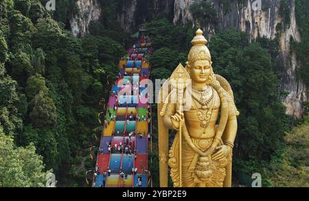 Batu Caves Tempel aus der Vogelperspektive und die riesige Murugan-Statue, hinduistischer Kriegsgott, in Kuala Lumpur, Malaysia. Stockfoto