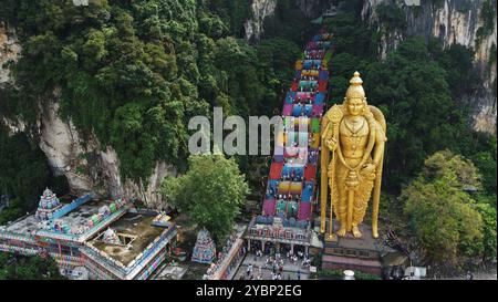 Batu Caves Tempel aus der Vogelperspektive und die riesige Murugan-Statue, hinduistischer Kriegsgott, in Kuala Lumpur, Malaysia. Stockfoto