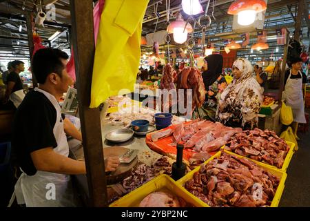 Kuala Lumpur, Malaysia - 3. August 2023: Malaysische Kunden kaufen im Frischfleischbereich des traditionellen Chow Kit für den Nassmarkt ein. Stockfoto