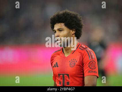 München, Deutschland, 19. Oktober 2024: Fussball, Herren, Bundesliga, Saison 2024/2025, FC Bayern München - VFB Stuttgart, Allianz Arena Serge Gnabry (FC Bayern München) Kopf, Portrait, Oberkörper DFB, DFL Vorschriften verbieten die Verwendung von Fotografien als Bildsequenzen und/oder Quasi-Video Stockfoto