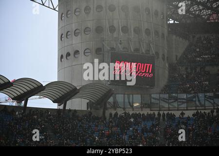 Mailand, Italien am 19. Oktober 2024. AC Mailand Fans von Curva Sud bejubeln ihr Team während des italienischen Fußballspiels der Serie A zwischen dem AC Mailand und Udinese im San Siro Stadion in Mailand am 19. Oktober 2024. Credit: Piero Cruciatti/Alamy Live News Stockfoto