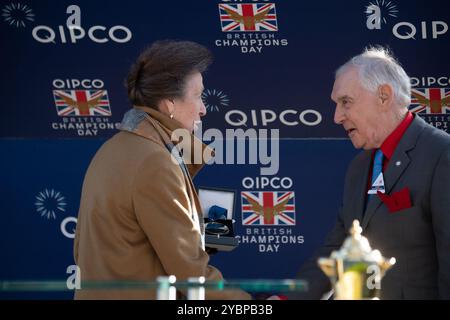 Ascot, Berkshire, Großbritannien. Oktober 2024. Die Prinzessin Royal, Prinzessin Anne Made, überreichte heute beim QIPCO British Champions Day 2024 eine Medaille mit Jack Berry MBE auf der Ascot Racecourse in Berkshire. Jack Berry MBE wurde in die QIPCO British Champions Series Hall of Fame aufgenommen. Er war die größte Spendenaktion des Rennens. Jack war maßgeblich an der Gründung des verletzten Jockey's Fund vor 60 Jahren beteiligt und seine Vision führte zu Oaksey House in Lambourn, Berkshire und Berry House in Malton, Yorkshire. Beide sind erstklassige Rehabilitationszentren für Jockeys. Quelle: Maureen McLean/Alamy Live News Stockfoto