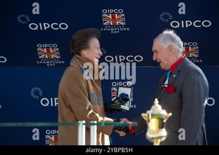 Ascot, Berkshire, Großbritannien. Oktober 2024. Die Prinzessin Royal, Prinzessin Anne Made, überreichte heute beim QIPCO British Champions Day 2024 eine Medaille mit Jack Berry MBE auf der Ascot Racecourse in Berkshire. Jack Berry MBE wurde in die QIPCO British Champions Series Hall of Fame aufgenommen. Er war die größte Spendenaktion des Rennens. Jack war maßgeblich an der Gründung des verletzten Jockey's Fund vor 60 Jahren beteiligt und seine Vision führte zu Oaksey House in Lambourn, Berkshire und Berry House in Malton, Yorkshire. Beide sind erstklassige Rehabilitationszentren für Jockeys. Quelle: Maureen McLean/Alamy Live News Stockfoto