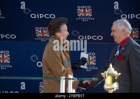 Ascot, Berkshire, Großbritannien. Oktober 2024. Die Prinzessin Royal, Prinzessin Anne Made, überreichte heute beim QIPCO British Champions Day 2024 eine Medaille mit Jack Berry MBE auf der Ascot Racecourse in Berkshire. Jack Berry MBE wurde in die QIPCO British Champions Series Hall of Fame aufgenommen. Er war die größte Spendenaktion des Rennens. Jack war maßgeblich an der Gründung des verletzten Jockey's Fund vor 60 Jahren beteiligt und seine Vision führte zu Oaksey House in Lambourn, Berkshire und Berry House in Malton, Yorkshire. Beide sind erstklassige Rehabilitationszentren für Jockeys. Quelle: Maureen McLean/Alamy Live News Stockfoto