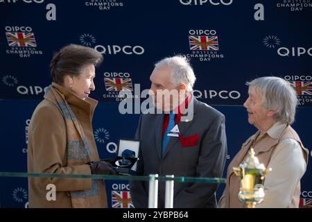 Ascot, Berkshire, Großbritannien. Oktober 2024. Die Prinzessin Royal, Prinzessin Anne Made, überreichte heute beim QIPCO British Champions Day 2024 eine Medaille mit Jack Berry MBE auf der Ascot Racecourse in Berkshire. Jack Berry MBE wurde in die QIPCO British Champions Series Hall of Fame aufgenommen. Er war die größte Spendenaktion des Rennens. Jack war maßgeblich an der Gründung des verletzten Jockey's Fund vor 60 Jahren beteiligt und seine Vision führte zu Oaksey House in Lambourn, Berkshire und Berry House in Malton, Yorkshire. Beide sind erstklassige Rehabilitationszentren für Jockeys. Quelle: Maureen McLean/Alamy Live News Stockfoto