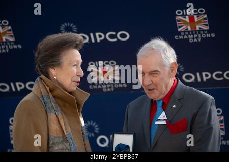 Ascot, Berkshire, Großbritannien. Oktober 2024. Die Prinzessin Royal, Prinzessin Anne Made, überreichte heute beim QIPCO British Champions Day 2024 eine Medaille mit Jack Berry MBE auf der Ascot Racecourse in Berkshire. Jack Berry MBE wurde in die QIPCO British Champions Series Hall of Fame aufgenommen. Er war die größte Spendenaktion des Rennens. Jack war maßgeblich an der Gründung des verletzten Jockey's Fund vor 60 Jahren beteiligt und seine Vision führte zu Oaksey House in Lambourn, Berkshire und Berry House in Malton, Yorkshire. Beide sind erstklassige Rehabilitationszentren für Jockeys. Quelle: Maureen McLean/Alamy Live News Stockfoto