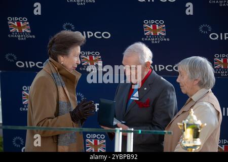 Ascot, Berkshire, Großbritannien. Oktober 2024. Die Prinzessin Royal, Prinzessin Anne Made, überreichte heute beim QIPCO British Champions Day 2024 eine Medaille mit Jack Berry MBE auf der Ascot Racecourse in Berkshire. Jack Berry MBE wurde in die QIPCO British Champions Series Hall of Fame aufgenommen. Er war die größte Spendenaktion des Rennens. Jack war maßgeblich an der Gründung des verletzten Jockey's Fund vor 60 Jahren beteiligt und seine Vision führte zu Oaksey House in Lambourn, Berkshire und Berry House in Malton, Yorkshire. Beide sind erstklassige Rehabilitationszentren für Jockeys. Quelle: Maureen McLean/Alamy Live News Stockfoto