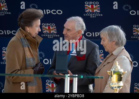 Ascot, Berkshire, Großbritannien. Oktober 2024. Die Prinzessin Royal, Prinzessin Anne Made, überreichte heute beim QIPCO British Champions Day 2024 eine Medaille mit Jack Berry MBE auf der Ascot Racecourse in Berkshire. Jack Berry MBE wurde in die QIPCO British Champions Series Hall of Fame aufgenommen. Er war die größte Spendenaktion des Rennens. Jack war maßgeblich an der Gründung des verletzten Jockey's Fund vor 60 Jahren beteiligt und seine Vision führte zu Oaksey House in Lambourn, Berkshire und Berry House in Malton, Yorkshire. Beide sind erstklassige Rehabilitationszentren für Jockeys. Quelle: Maureen McLean/Alamy Live News Stockfoto