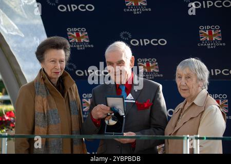 Ascot, Berkshire, Großbritannien. Oktober 2024. Die Prinzessin Royal, Prinzessin Anne Made, überreichte heute beim QIPCO British Champions Day 2024 eine Medaille mit Jack Berry MBE auf der Ascot Racecourse in Berkshire. Jack Berry MBE wurde in die QIPCO British Champions Series Hall of Fame aufgenommen. Er war die größte Spendenaktion des Rennens. Jack war maßgeblich an der Gründung des verletzten Jockey's Fund vor 60 Jahren beteiligt und seine Vision führte zu Oaksey House in Lambourn, Berkshire und Berry House in Malton, Yorkshire. Beide sind erstklassige Rehabilitationszentren für Jockeys. Quelle: Maureen McLean/Alamy Live News Stockfoto