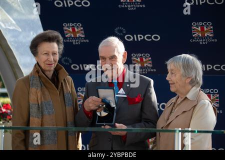 Ascot, Berkshire, Großbritannien. Oktober 2024. Die Prinzessin Royal, Prinzessin Anne Made, überreichte heute beim QIPCO British Champions Day 2024 eine Medaille mit Jack Berry MBE auf der Ascot Racecourse in Berkshire. Jack Berry MBE wurde in die QIPCO British Champions Series Hall of Fame aufgenommen. Er war die größte Spendenaktion des Rennens. Jack war maßgeblich an der Gründung des verletzten Jockey's Fund vor 60 Jahren beteiligt und seine Vision führte zu Oaksey House in Lambourn, Berkshire und Berry House in Malton, Yorkshire. Beide sind erstklassige Rehabilitationszentren für Jockeys. Quelle: Maureen McLean/Alamy Live News Stockfoto