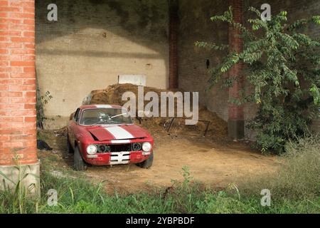 Vintage Alfa Romeo GT Junior Scheune in der Nähe von Imola, Italien. Stockfoto