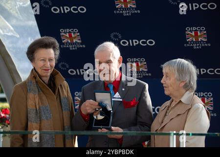 Ascot, Berkshire, Großbritannien. Oktober 2024. Die Prinzessin Royal, Prinzessin Anne Made, überreichte heute beim QIPCO British Champions Day 2024 eine Medaille mit Jack Berry MBE auf der Ascot Racecourse in Berkshire. Jack Berry MBE wurde in die QIPCO British Champions Series Hall of Fame aufgenommen. Er war die größte Spendenaktion des Rennens. Jack war maßgeblich an der Gründung des verletzten Jockey's Fund vor 60 Jahren beteiligt und seine Vision führte zu Oaksey House in Lambourn, Berkshire und Berry House in Malton, Yorkshire. Beide sind erstklassige Rehabilitationszentren für Jockeys. Quelle: Maureen McLean/Alamy Live News Stockfoto