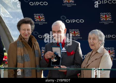 Ascot, Berkshire, Großbritannien. Oktober 2024. Die Prinzessin Royal, Prinzessin Anne Made, überreichte heute beim QIPCO British Champions Day 2024 eine Medaille mit Jack Berry MBE auf der Ascot Racecourse in Berkshire. Jack Berry MBE wurde in die QIPCO British Champions Series Hall of Fame aufgenommen. Er war die größte Spendenaktion des Rennens. Jack war maßgeblich an der Gründung des verletzten Jockey's Fund vor 60 Jahren beteiligt und seine Vision führte zu Oaksey House in Lambourn, Berkshire und Berry House in Malton, Yorkshire. Beide sind erstklassige Rehabilitationszentren für Jockeys. Quelle: Maureen McLean/Alamy Live News Stockfoto