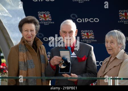 Ascot, Berkshire, Großbritannien. Oktober 2024. Die Prinzessin Royal, Prinzessin Anne Made, überreichte heute beim QIPCO British Champions Day 2024 eine Medaille mit Jack Berry MBE auf der Ascot Racecourse in Berkshire. Jack Berry MBE wurde in die QIPCO British Champions Series Hall of Fame aufgenommen. Er war die größte Spendenaktion des Rennens. Jack war maßgeblich an der Gründung des verletzten Jockey's Fund vor 60 Jahren beteiligt und seine Vision führte zu Oaksey House in Lambourn, Berkshire und Berry House in Malton, Yorkshire. Beide sind erstklassige Rehabilitationszentren für Jockeys. Quelle: Maureen McLean/Alamy Live News Stockfoto