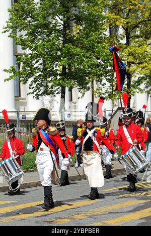 GENF; SCHWEIZ-04. Mai 2024: Historische Miliz von Leontica Offizier mit Säbel führt eine Infanterieeinheit an. Alte Grenadiere Marschieren. Stockfoto