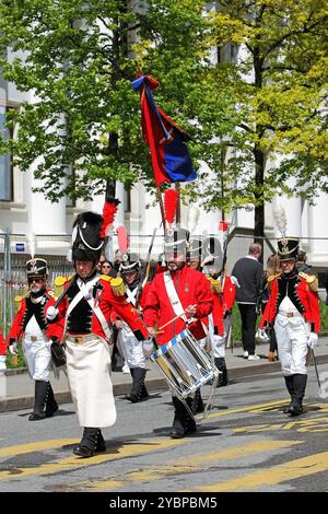 GENF; SCHWEIZ-04. Mai 2024: Historische Miliz der Leontica Infanterieeinheit nimmt am Alten Grenadiermarsch Teil, Vieux Grenadiers Society Stockfoto