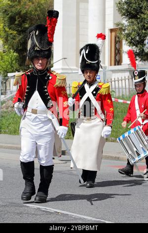 GENF; SCHWEIZ-04. Mai 2024: Historische Miliz von Leontica Offizier mit Säbel führt eine Infanterieeinheit an. Alte Grenadiere Marschieren. Stockfoto