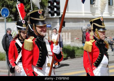 GENF; SCHWEIZ-04. Mai 2024: Standbändiger der Historischen Miliz von Leontica nehmen an der Straßenparade Old Grenadiers March Teil. Stockfoto