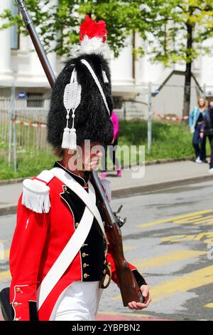 GENF; SCHWEIZ-04. Mai 2024: Soldat mit Muskete in der Uniform der Historischen Miliz Leontica nehmen an der Straßenparade Old Grenadiers March Teil Stockfoto