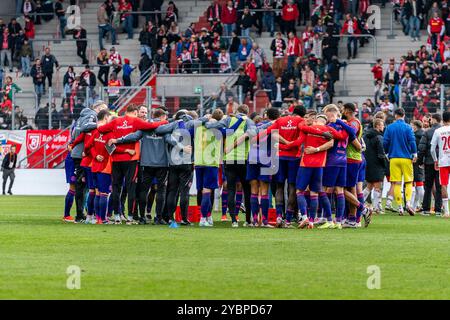 Regensburg, Deutschland. Oktober 2024. 19.10.2024, SSV Jahn Regensburg vs. Fortuna Düsseldorf, 2. Bundesliga, 9. Spieltag Mannschaftskreis Teamkreis Wichtiger Hinweis: Gemaess den Vorgaben der DFL Deutsche Fussball Liga bzw. Des DFB Deutscher Fussball-Bund ist es untersagt, in dem Stadion und/oder vom Spiel angefertigte Fotoaufnahmen in Form von Sequenzbildern und/oder videoaehnlichen Fotostrecken zu verwerten Credit: dpa/Alamy Live News Stockfoto