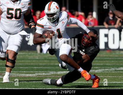 Louisville, Usa. Oktober 2024. Miami Hurricanes Quarterback Cam Ward (1) kämpft in der zweiten Spielhälfte im L&N Stadium am Samstag, den 19. Oktober 2024, in Louisville, Kentucky, um sich von den Louisville Cardinals AJ Green (98) zu befreien. Foto von John Sommers II/UPI Credit: UPI/Alamy Live News Stockfoto