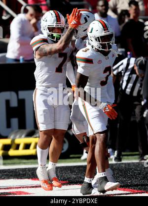 Louisville, Usa. Oktober 2024. Der Miami Hurricanes Wide Receiver Xavier Restrepo (7) feiert seinen Touchdown-Fang gegen die Louisville Cardinals während der zweiten Spielhälfte im L&N Stadium am Samstag, den 19. Oktober 2024, in Louisville, Kentucky. Foto von John Sommers II/UPI Credit: UPI/Alamy Live News Stockfoto