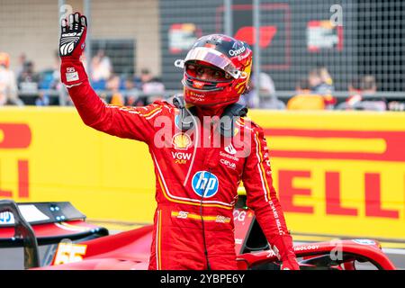 Austin, Usa. Oktober 2024. Der spanische Formel-1-Pilot Carlos Sainz Jr. von Scuderia Ferrari winkt den Fans nach dem Sprint-Rennen beim Formel-1-Grand-Prix der Vereinigten Staaten auf dem Circuit of the Americas in Austin, Texas am Samstag, den 19. Oktober 2024. Foto: Greg Nash/UPI Credit: UPI/Alamy Live News Stockfoto