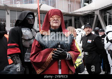 Während einer Star Wars-Parade im Zentrum von Madrid haben mehr als 900 Menschen als Charaktere durch die Straßen gezogen Stockfoto