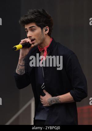 Aktenfoto vom 24/05/14 von Zayn Malik von One Direction, der während des Big Weekend von Radio1 im Glasgow Green auf der Bühne auftrat. Malik hat angekündigt, dass er seine Tour nach dem „herzzerreißenden“ Tod seines ehemaligen One-Direction-Bandkollegen Liam Payne umplanen wird. Payne starb am Mittwoch im Alter von 31 Jahren nach einem Sturz von einem Balkon im dritten Stock in Buenos Aires, Argentinien. Ausgabedatum: Samstag, 19. Oktober 2024. Stockfoto