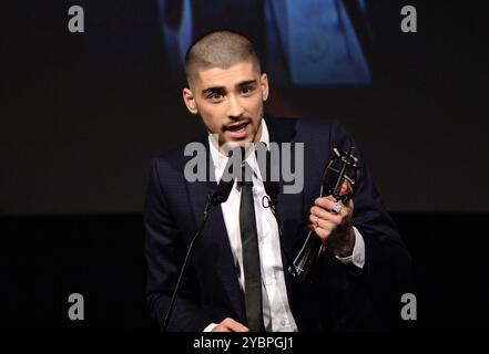 Aktenfoto vom 17. Mai 04/15, von dem ehemaligen One Direction Bandmitglied Zayn Malik seinen Outstanding Achievement in Music Award bei den British Asian Awards 2015 im Grosvenor House Hotel in London erhielt. Malik hat angekündigt, dass er seine Tour nach dem „herzzerreißenden“ Tod seines ehemaligen One-Direction-Bandkollegen Liam Payne umplanen wird. Payne starb am Mittwoch im Alter von 31 Jahren nach einem Sturz von einem Balkon im dritten Stock in Buenos Aires, Argentinien. Ausgabedatum: Samstag, 19. Oktober 2024. Stockfoto